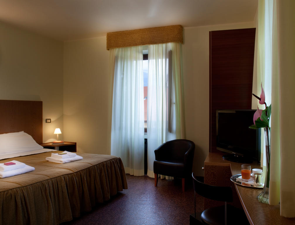 Hotel Villa Giulia Gargnano Habitación foto